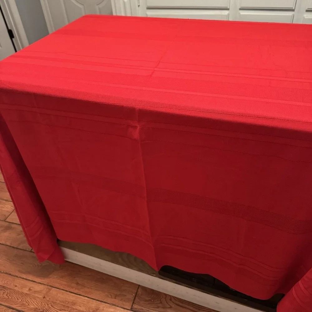 Christmas Red Table Cloth 56x80  And 4 Poinsettia Napkins 17x17‎ Traditional